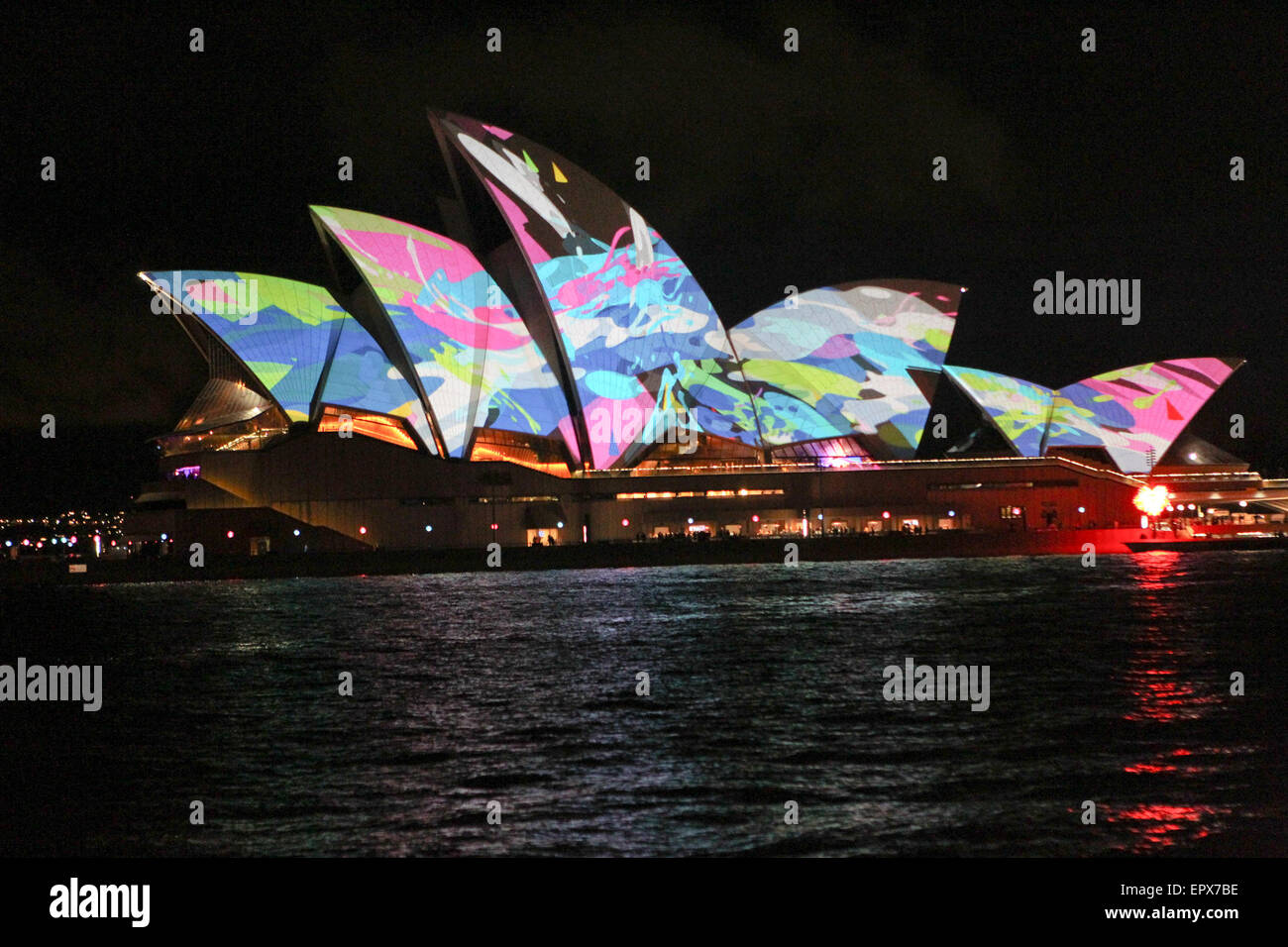 (150522) -- Sydney, 22 maggio 2015 (Xinhua) -- Foto scattata il 22 maggio 2015, mostra la Sydney Opera House è illuminato con luce a Sydney in Australia, durante il Vivid Sydney light show. L annuale Vivid Sydney è rinomato come uno dei più grandi del mondo festival di musica, di luce e di idee che attira almeno un milione di visitatori provenienti da tutto il mondo ogni anno. (Xinhua/Jin Linpeng)(zdz) Foto Stock