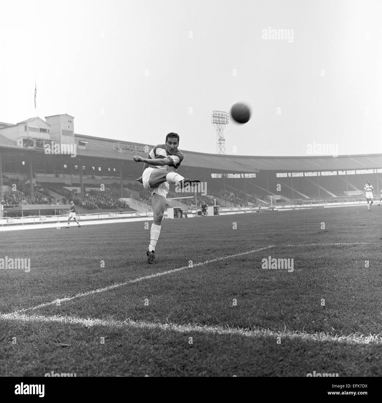 QPR 0-1 Notts County, League Division tre corrispondono a White City Stadium, Londra, sabato 6 ottobre 1962. Nella foto, Mark Lazzaro di QPR. Queens Park Rangers ha suonato presso il White City Stadium in questa stagione 1962/1963 nel tentativo di attrarre grandi folle e aumentare i ricavi. Foto Stock