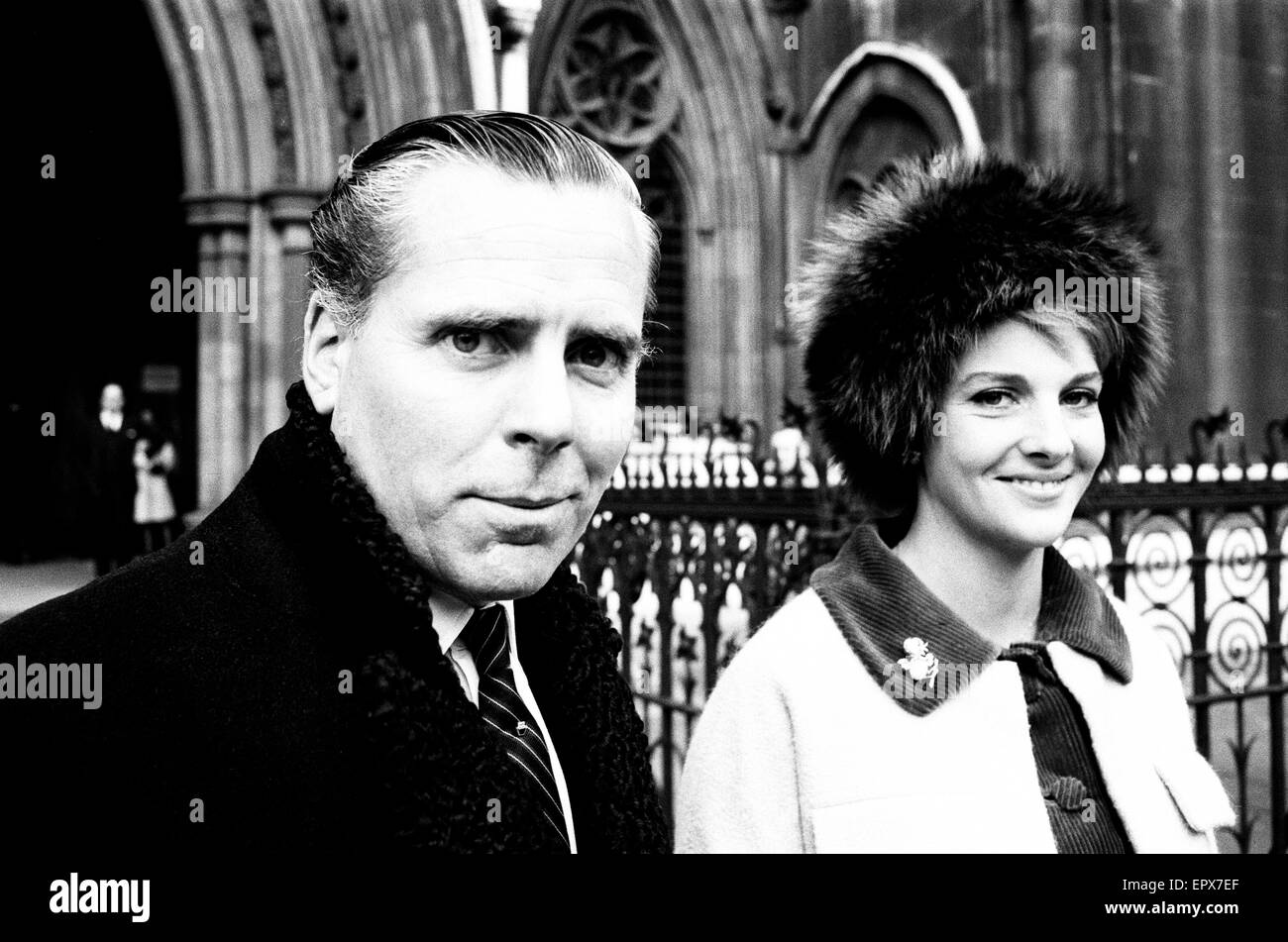 Kevin McClory, produttore di film, accompagnato dalla moglie ed ereditiera Bobo Sigrist, la High Court di Londra il 20 novembre 1963. Kevin McClory è citato in giudizio autore inglese Ian Fleming per il risarcimento dei danni per presunta violazione del diritto d'autore. Foto Stock