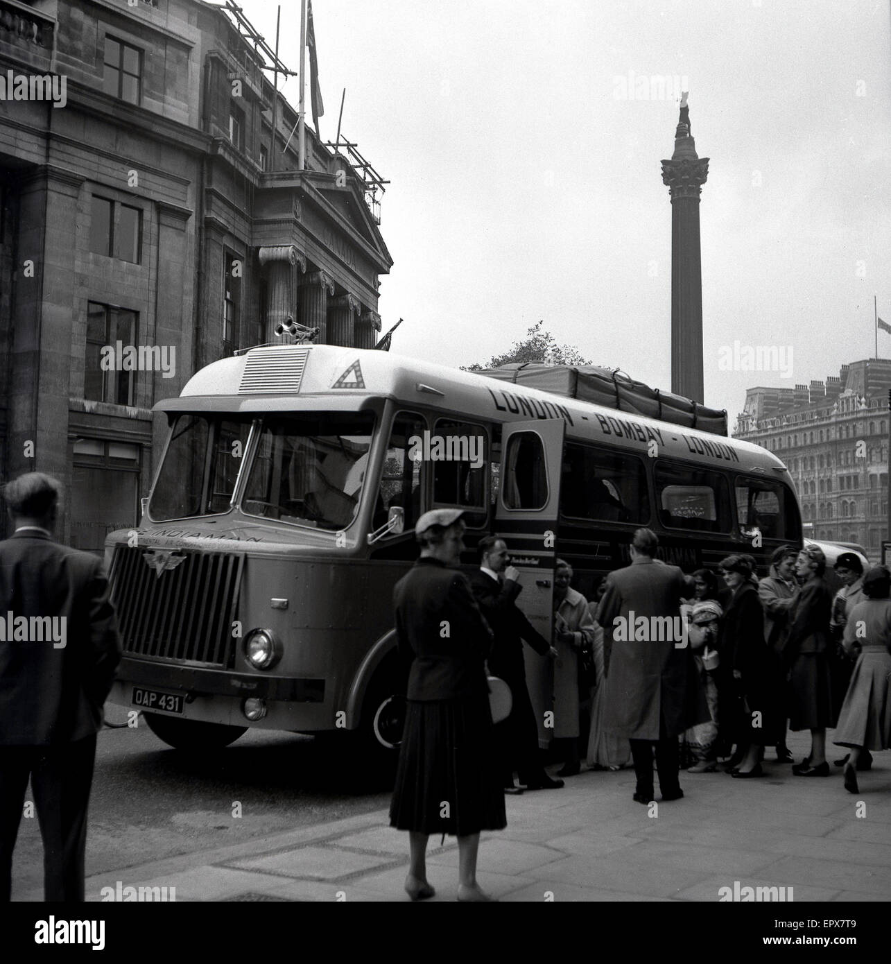 Circa 1960, storico, passeggeri in attesa di salire a bordo di 'The Indiaman', a Trafalgar Square, Londra, Inghilterra, Regno Unito. Un autobus transcontinentale da Londra a Bombay, in India, e poi di ritorno a Londra, era il percorso automobilistico più lungo del mondo. Foto Stock