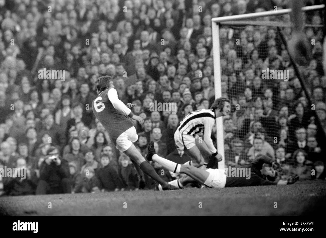 English League Division One corrispondono a Highbury. Arsenal 2 v West Bromwich Albion 0. John Roberts colpisce la palla oltre West Bromwich Albion portiere Smith, per l'Arsenal, il primo obiettivo. Xviii Dicembre 1971. Foto Stock