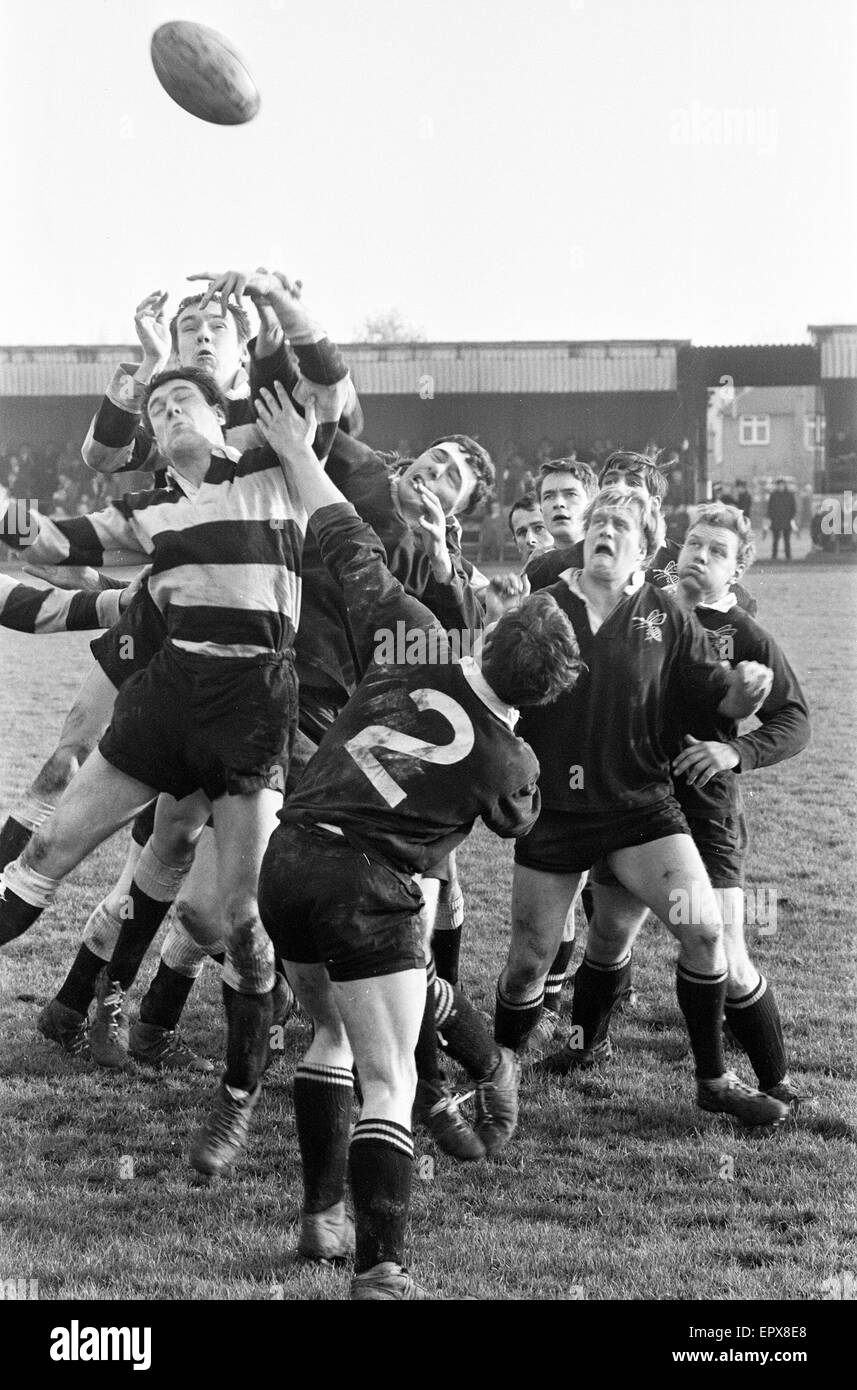London Wasps v Cardiff, Rugby Union corrispondono a Sudbury, 18 novembre 1967. Uscita di linea durante il primo semestre. Foto Stock