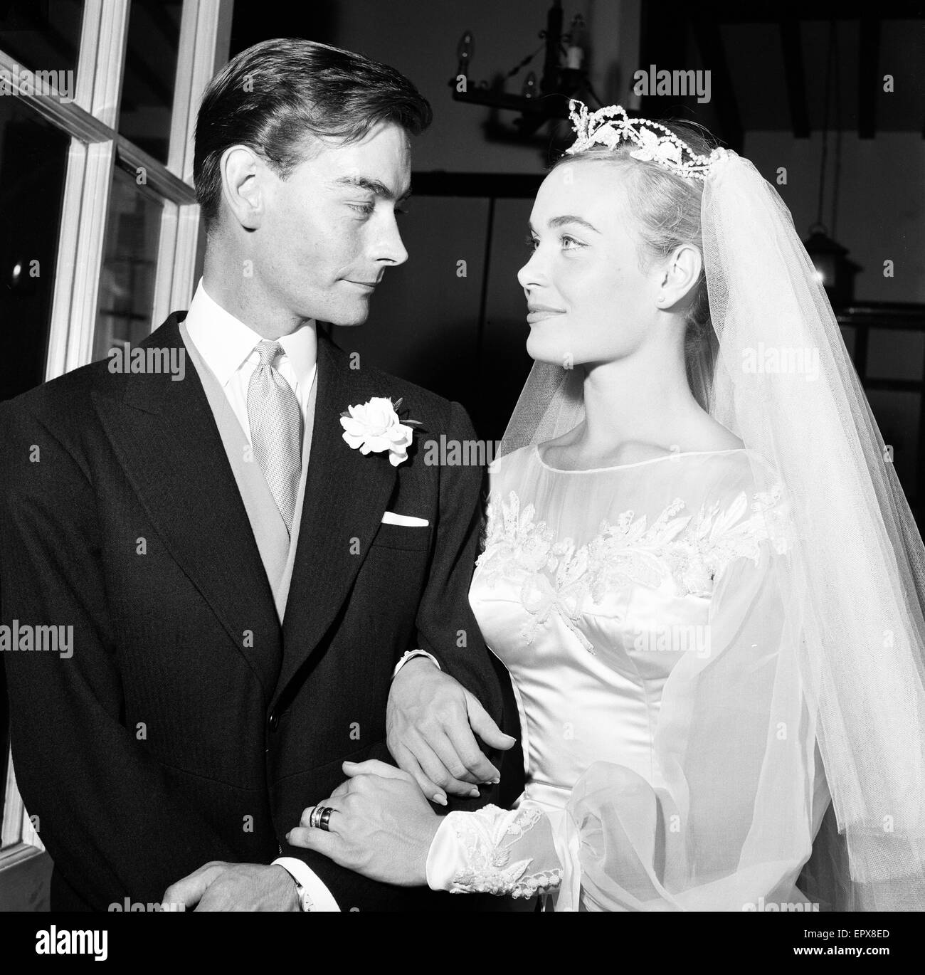 Shirley Eaton, TV e attrice cinematografica di età compresa tra i 21, nozze a Colin Rowe Lenton anni 27, St Mary, Kenton, Middlesex, lunedì 5 agosto 1957. Foto Stock