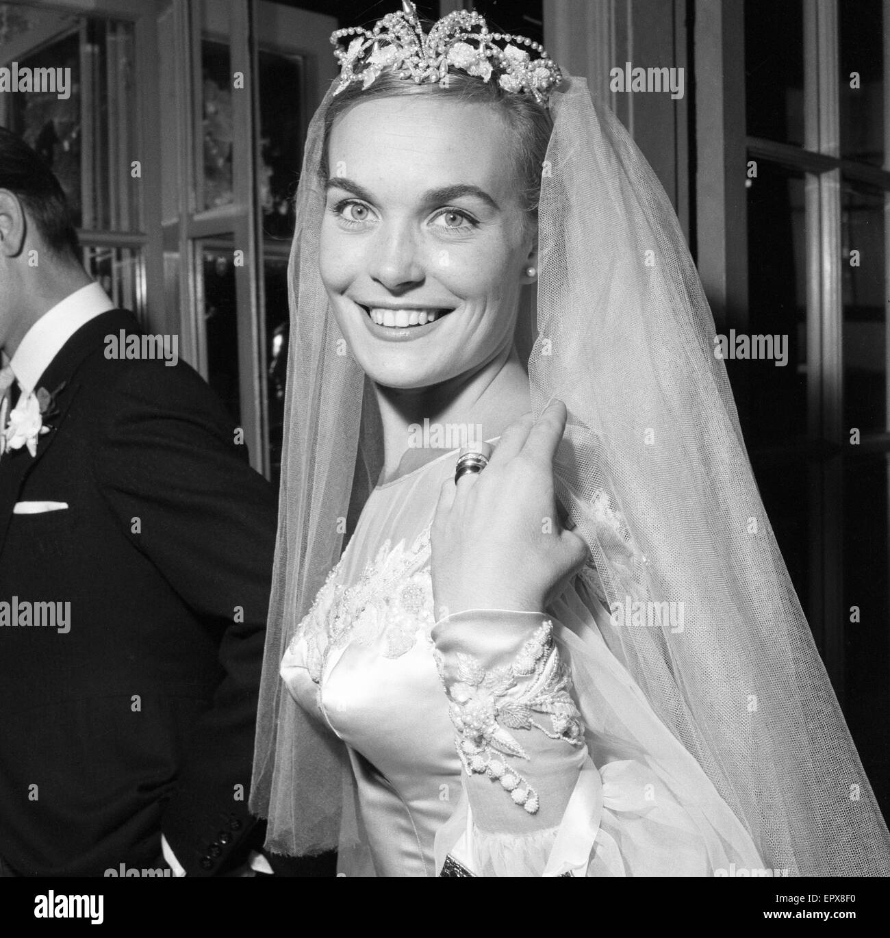 Shirley Eaton, TV e attrice cinematografica di età compresa tra i 21, nozze a Colin Rowe Lenton anni 27, St Mary, Kenton, Middlesex, lunedì 5 agosto 1957. Foto Stock