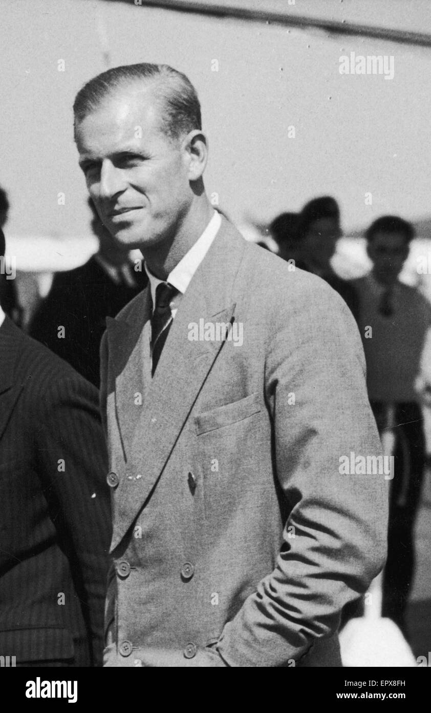 Il Duca di Edimburgo arriva a casa in congedo. Nella foto con il suo segretario privato di Mike Parker. 1950. Foto Stock