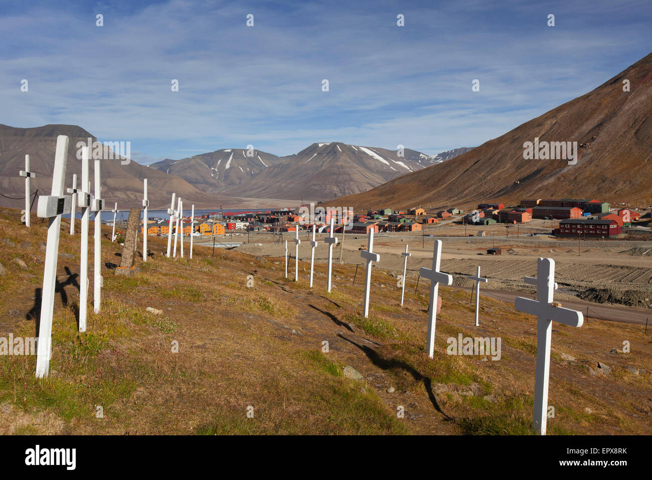 White croci di legno sulle tombe presso il vecchio cimitero di Longyearbyen in estate, Svalbard / Spitsbergen, Norvegia Foto Stock