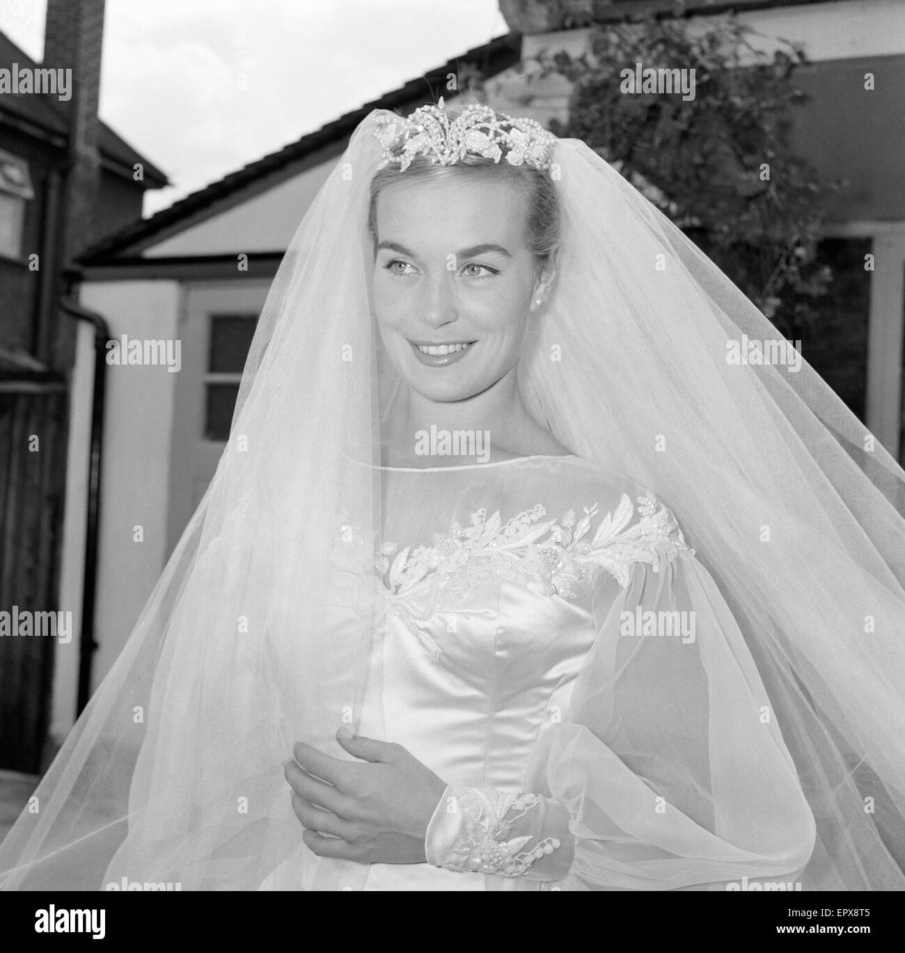 Shirley Eaton, TV e attrice cinematografica di età compresa tra i 21, nozze a Colin Rowe Lenton anni 27, St Mary, Kenton, Middlesex, lunedì 5 agosto 1957. Foto Stock