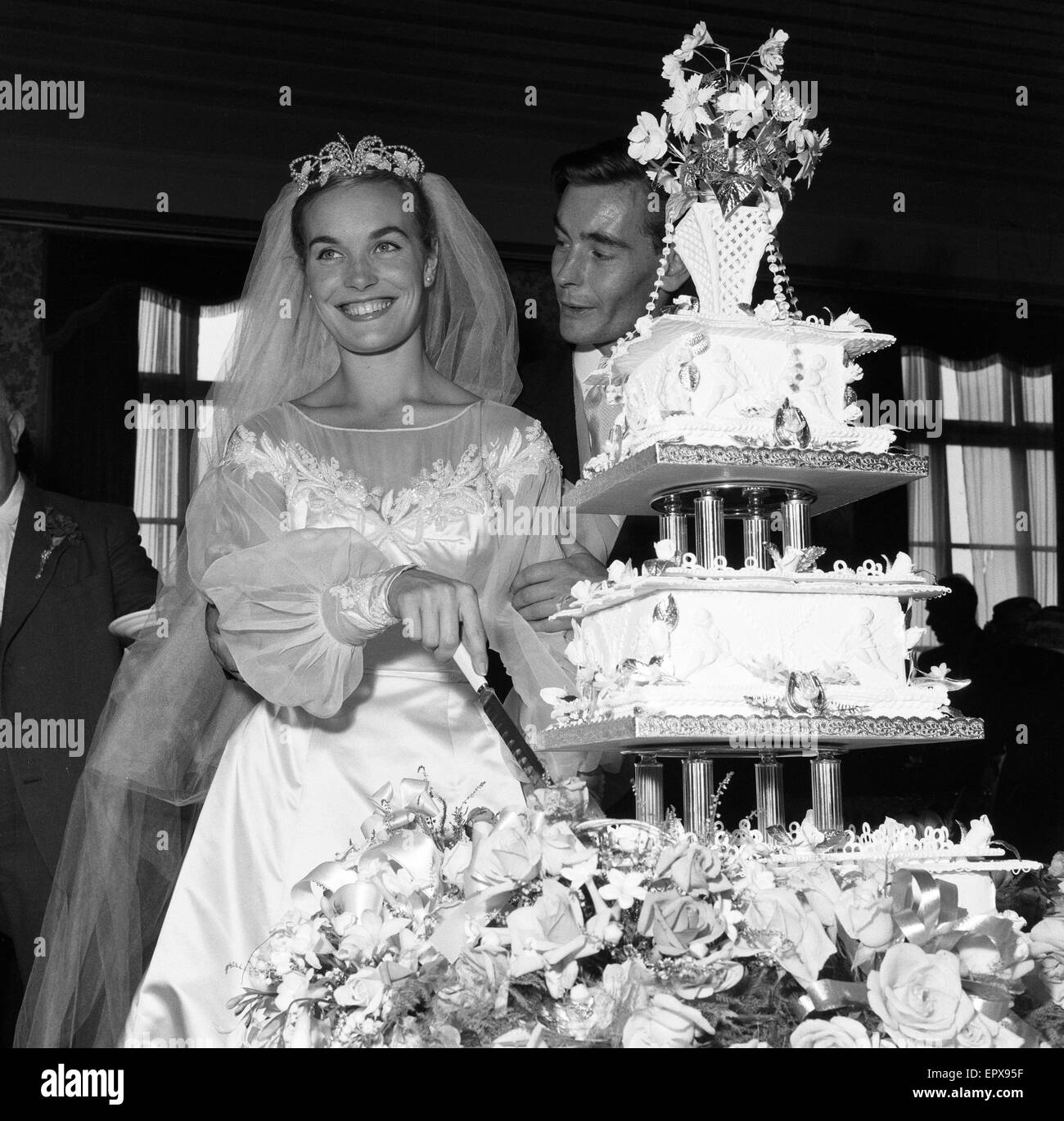 Shirley Eaton, TV e attrice cinematografica di età compresa tra i 21, nozze a Colin Rowe Lenton anni 27, St Mary, Kenton, Middlesex, lunedì 5 agosto 1957. Foto Stock