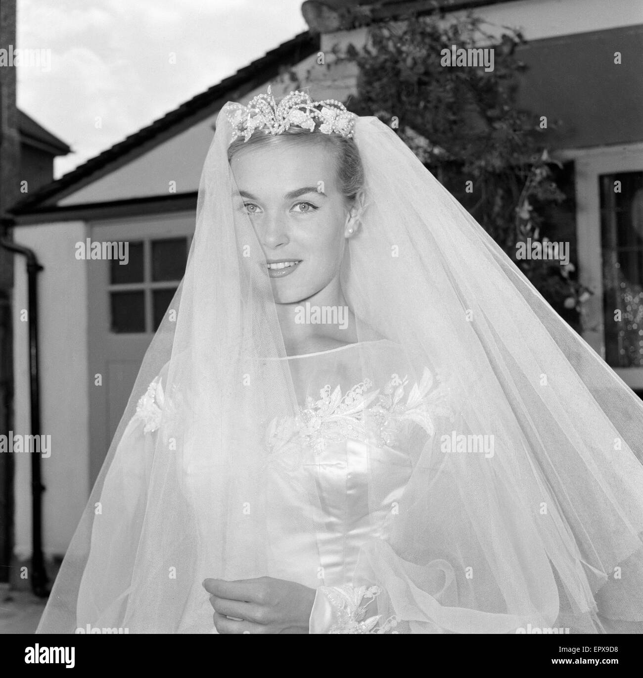 Shirley Eaton, TV e attrice cinematografica di età compresa tra i 21, nozze a Colin Rowe Lenton anni 27, St Mary, Kenton, Middlesex, lunedì 5 agosto 1957. Foto Stock