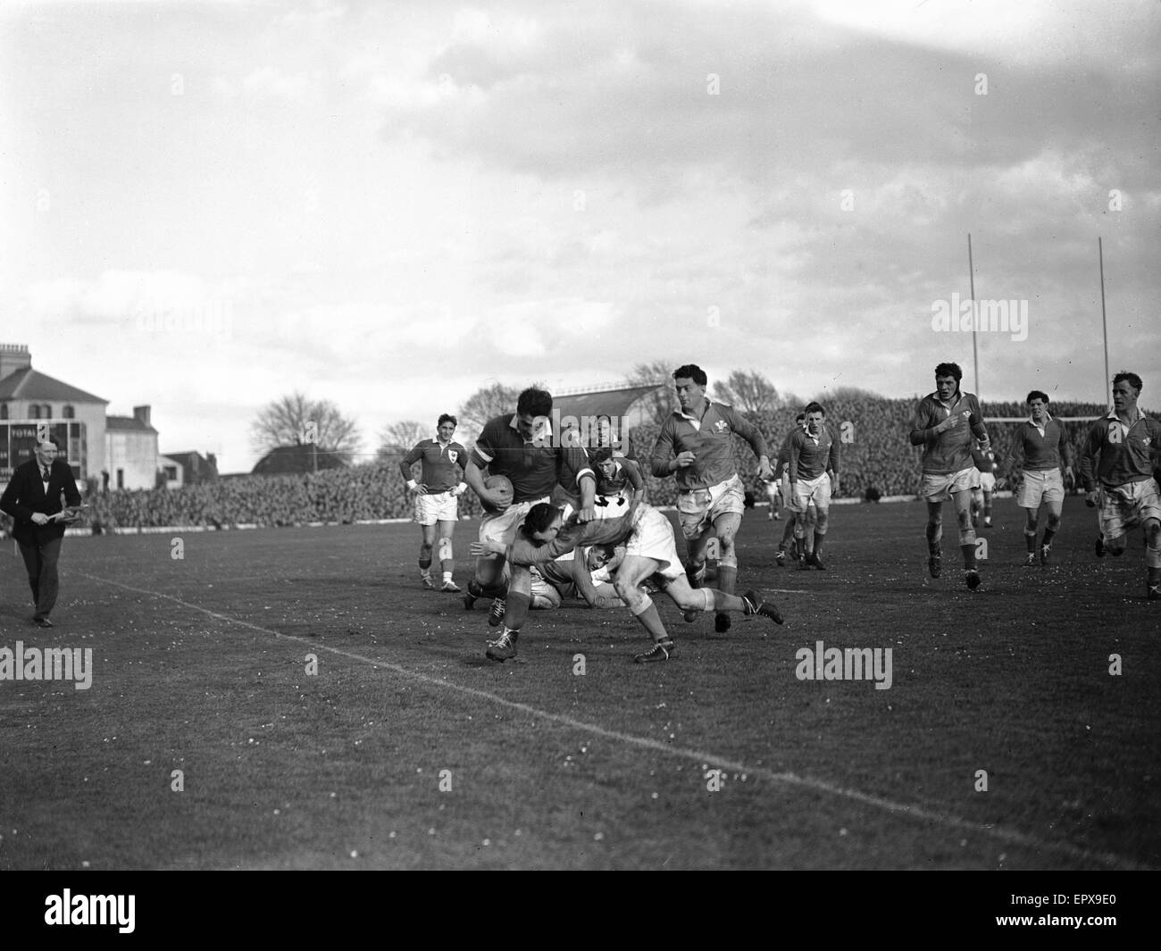 Azione dal Galles v Francia Cinque Nazioni gara di campionato a St Helens terreno a Swansea. Il punteggio finale è stato un 9 - 5 vittoria al Galles XXII Marzo 1952 Foto Stock