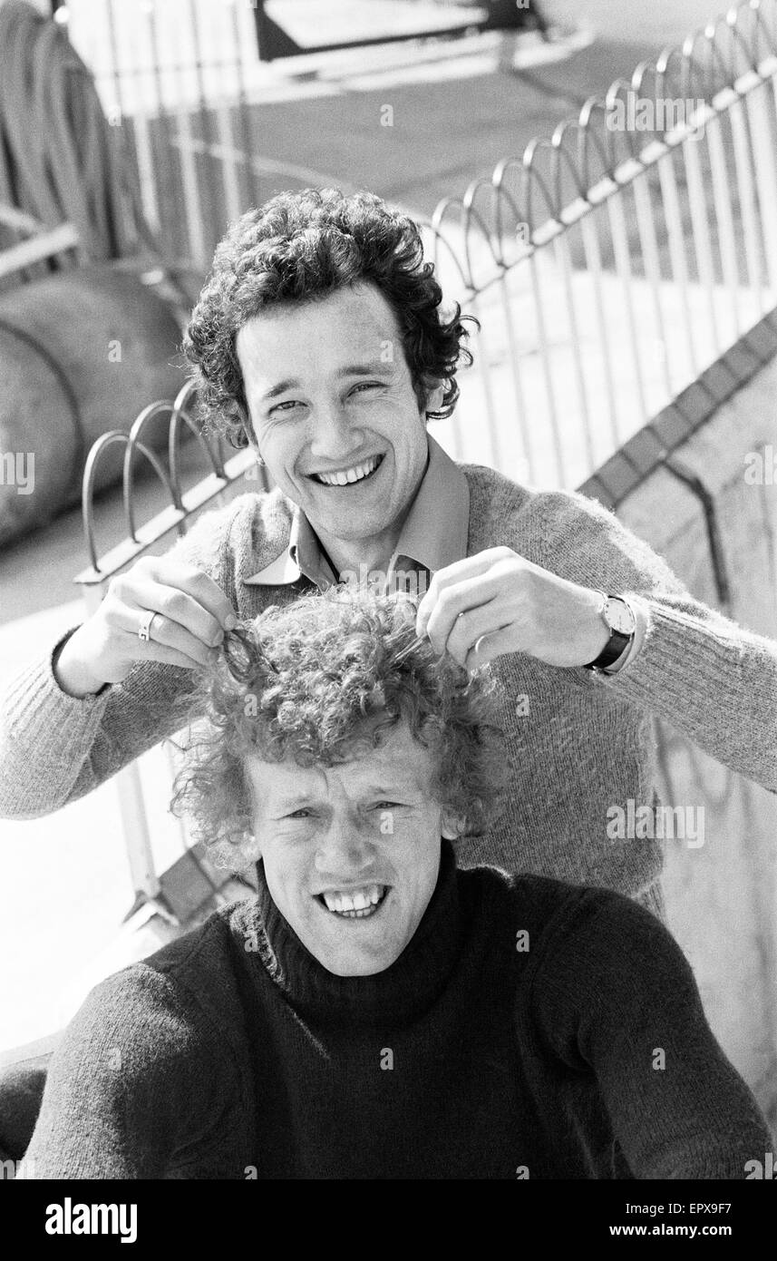 Southampton giocatori . FA Cup funzione. Il 26 aprile 1976. Mostra: Manager Lawrie McMenemy INDOSSARE COPRICAPO arabi che è stata inviata a lui per buona fortuna, da un ventilatore in Abu Dubai. Nick Holmes rivestimenti della sua barba in uno specchio. Mick Channon si rilassa nella vasca da bagno. Il portiere Foto Stock