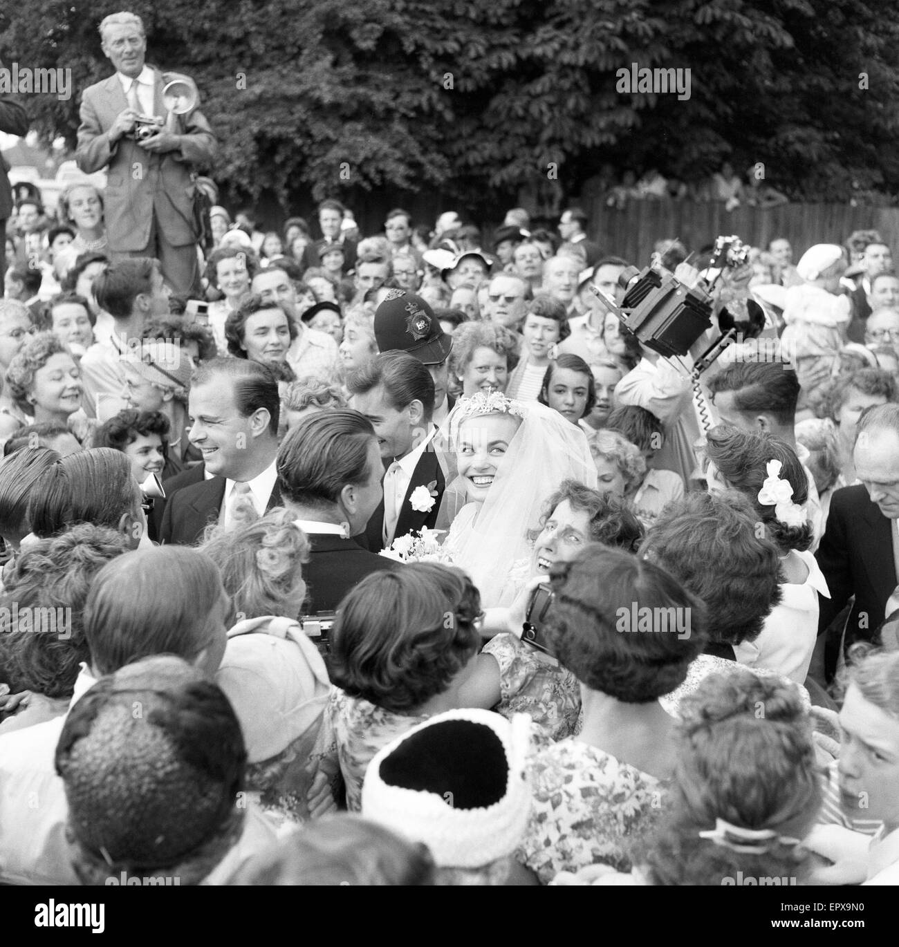 Shirley Eaton, TV e attrice cinematografica di età compresa tra i 21, nozze a Colin Rowe Lenton anni 27, St Mary, Kenton, Middlesex, lunedì 5 agosto 1957. Foto Stock