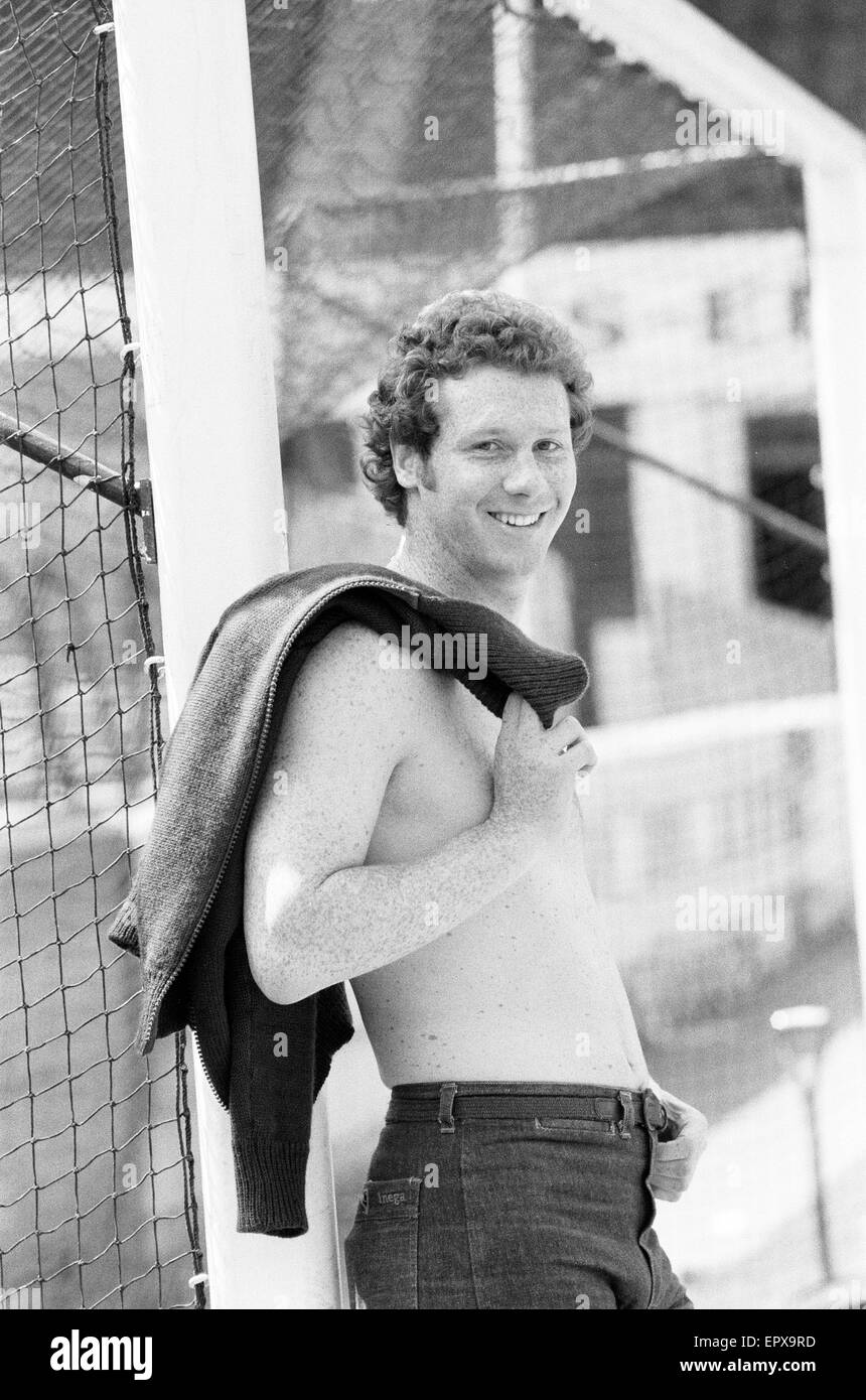 Southampton giocatori . FA Cup funzione. Il 26 aprile 1976. Mostra: Manager Lawrie McMenemy INDOSSARE COPRICAPO arabi che è stata inviata a lui per buona fortuna, da un ventilatore in Abu Dubai. Nick Holmes rivestimenti della sua barba in uno specchio. Mick Channon si rilassa nella vasca da bagno. Il portiere Foto Stock