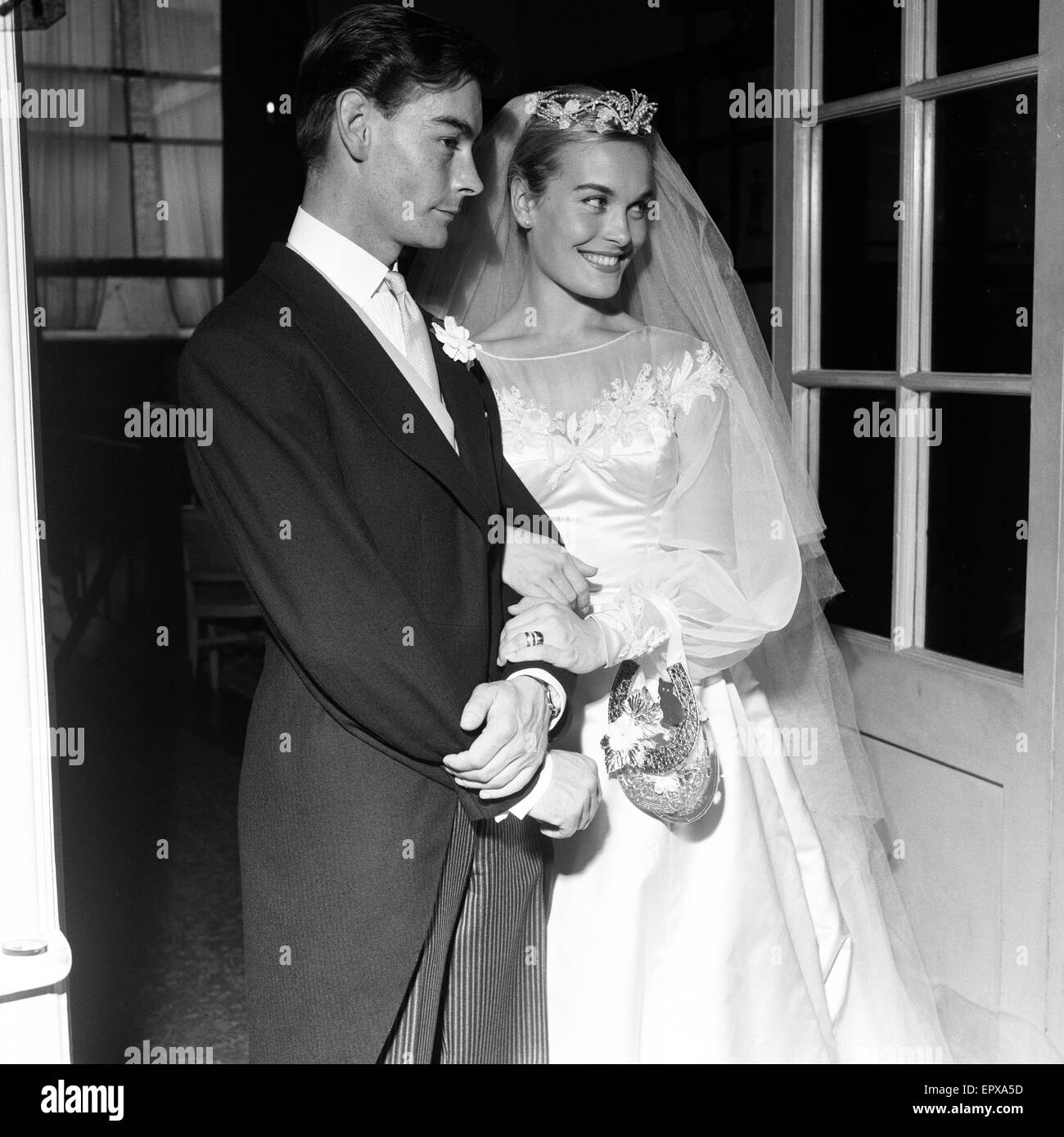 Shirley Eaton, TV e attrice cinematografica di età compresa tra i 21, nozze a Colin Rowe Lenton anni 27, St Mary, Kenton, Middlesex, lunedì 5 agosto 1957. Foto Stock