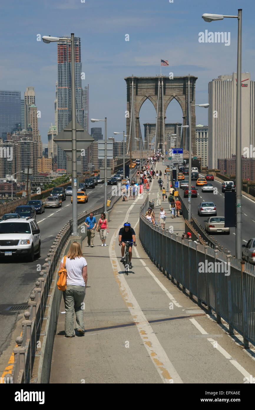Vista dei turisti e il traffico sul ponte di Brooklyn dal lato di Manhattan, Giugno 2010. Foto Stock