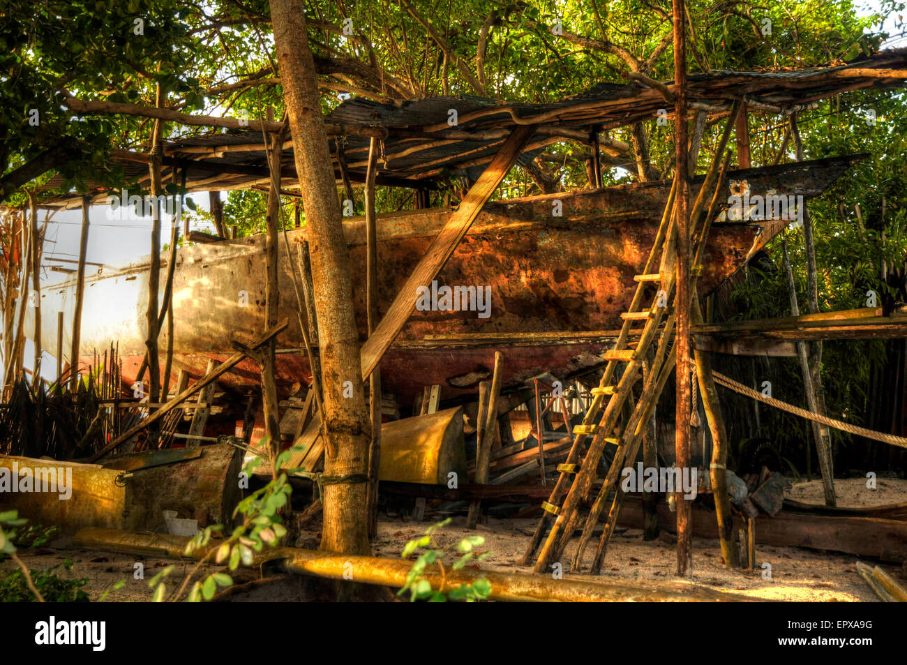 Barca di legno tradizionale cantiere La Digue Seychelles Foto Stock