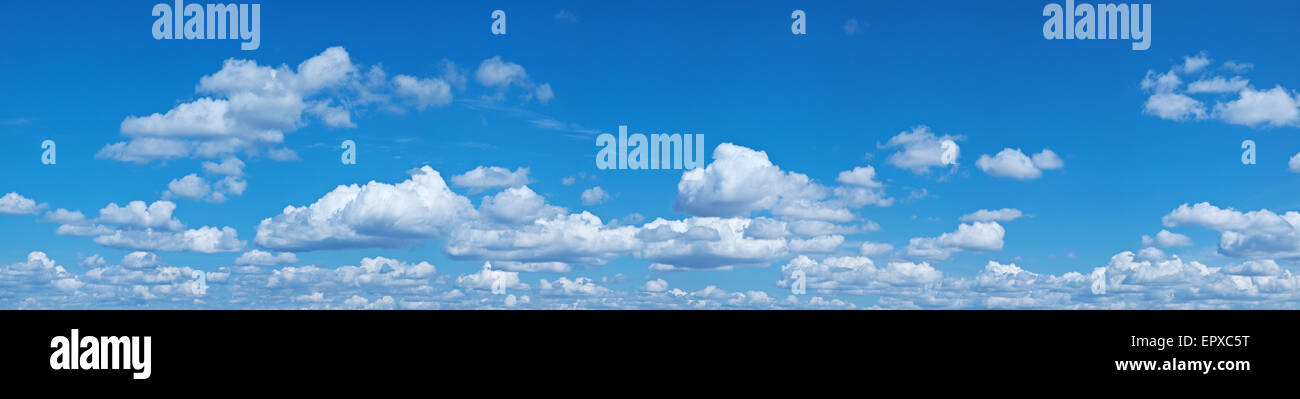 Heap bianche nuvole nel cielo blu al giorno d'estate. Foto Stock