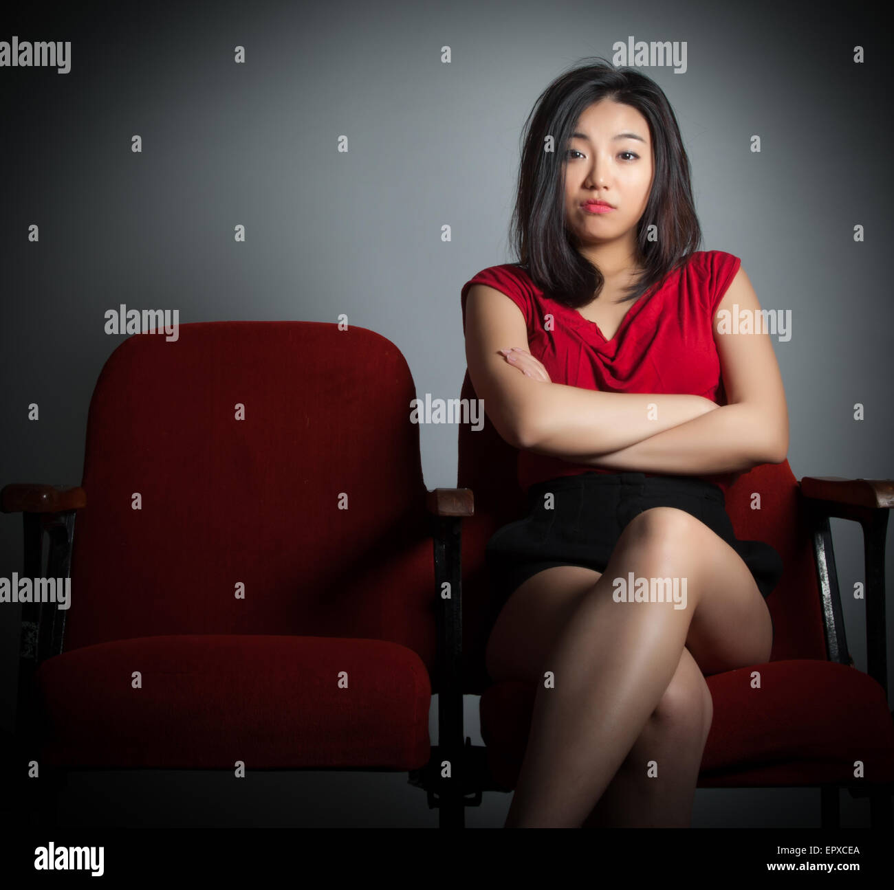 Attraente ragazza asiatica nel suo 20s a teatro isolare su sfondo bianco Foto Stock