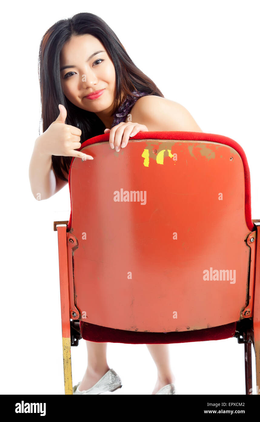 Attraente ragazza asiatica nel suo 20s a teatro isolare su sfondo bianco Foto Stock