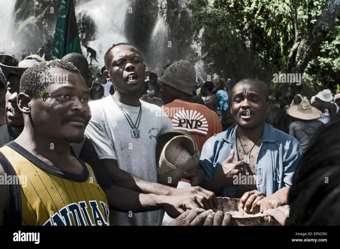 Voodoo Festival di Saut d'Eau, Haiti. Ogni anno migliaia di haitiani vai al bacino di una cascata sacra di rilassarsi e di pregare Foto Stock