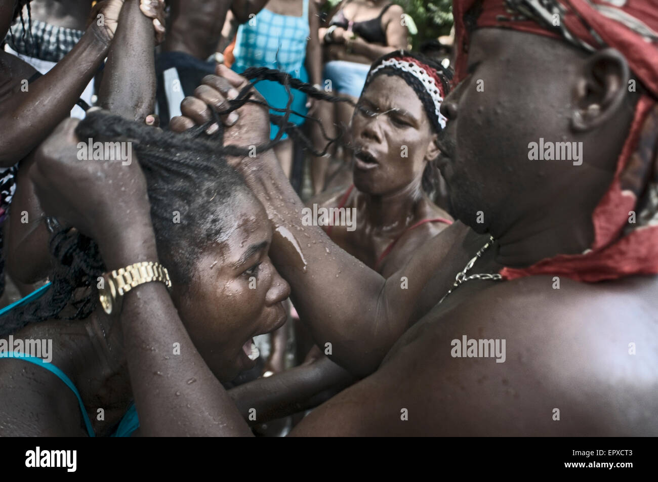 Voodoo Festival di Saut d'Eau, Haiti. Una donna in trance è aiutata dal resto del voodoo devoti. La maggior parte dei riti voodoo iniziare wi Foto Stock