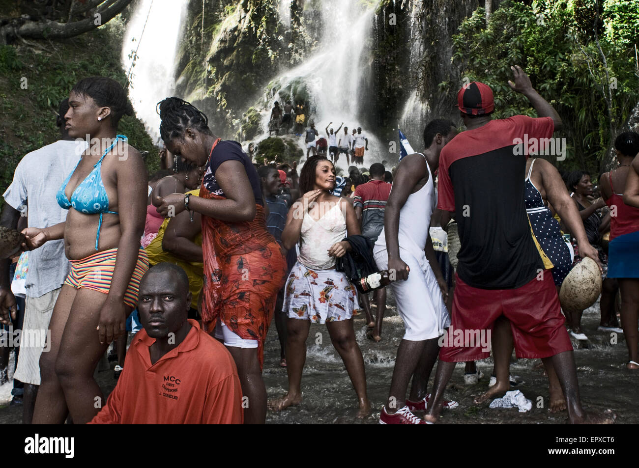 Voodoo Festival di Saut d'Eau, Haiti. Ogni mese di luglio, migliaia di haitiani sono volti a Saut d'Eau, una cascata che si trova a 60 km a nord Foto Stock