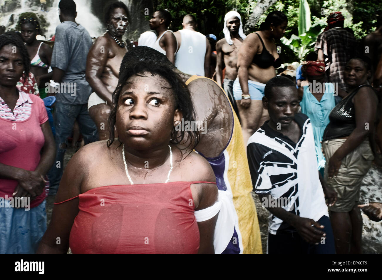 Voodoo Festival di Saut d'Eau, Haiti. Una donna con gli occhi è praticamente andata in trance in le cascate del Saut d'eau a Ville-B Foto Stock