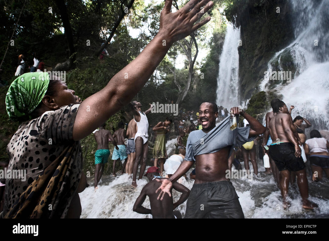 Voodoo Festival di Saut d'Eau, Haiti. Nei pressi delle cascate, gli uomini e le donne a vendere le candele, blu e bianco di stringhe che rappresentano la loa e Foto Stock