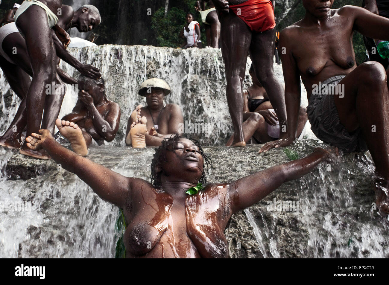 Voodoo Festival di Saut d'Eau, Haiti. Uno dei partecipanti del festival Saut d'eau voodoo passa in una trance. Festival Voodoo Saut d Foto Stock