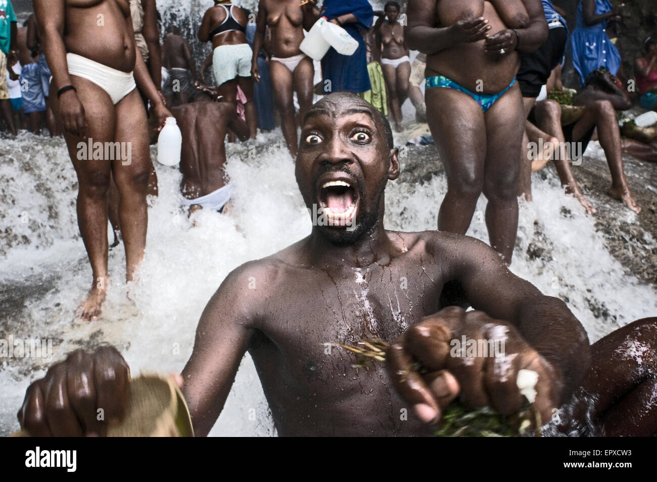 Voodoo Festival di Saut d'Eau, Haiti. Un uomo in trance in uno dei pool di Saut d'eau. Festival Voodoo Saut d'Eau è celebrare Foto Stock