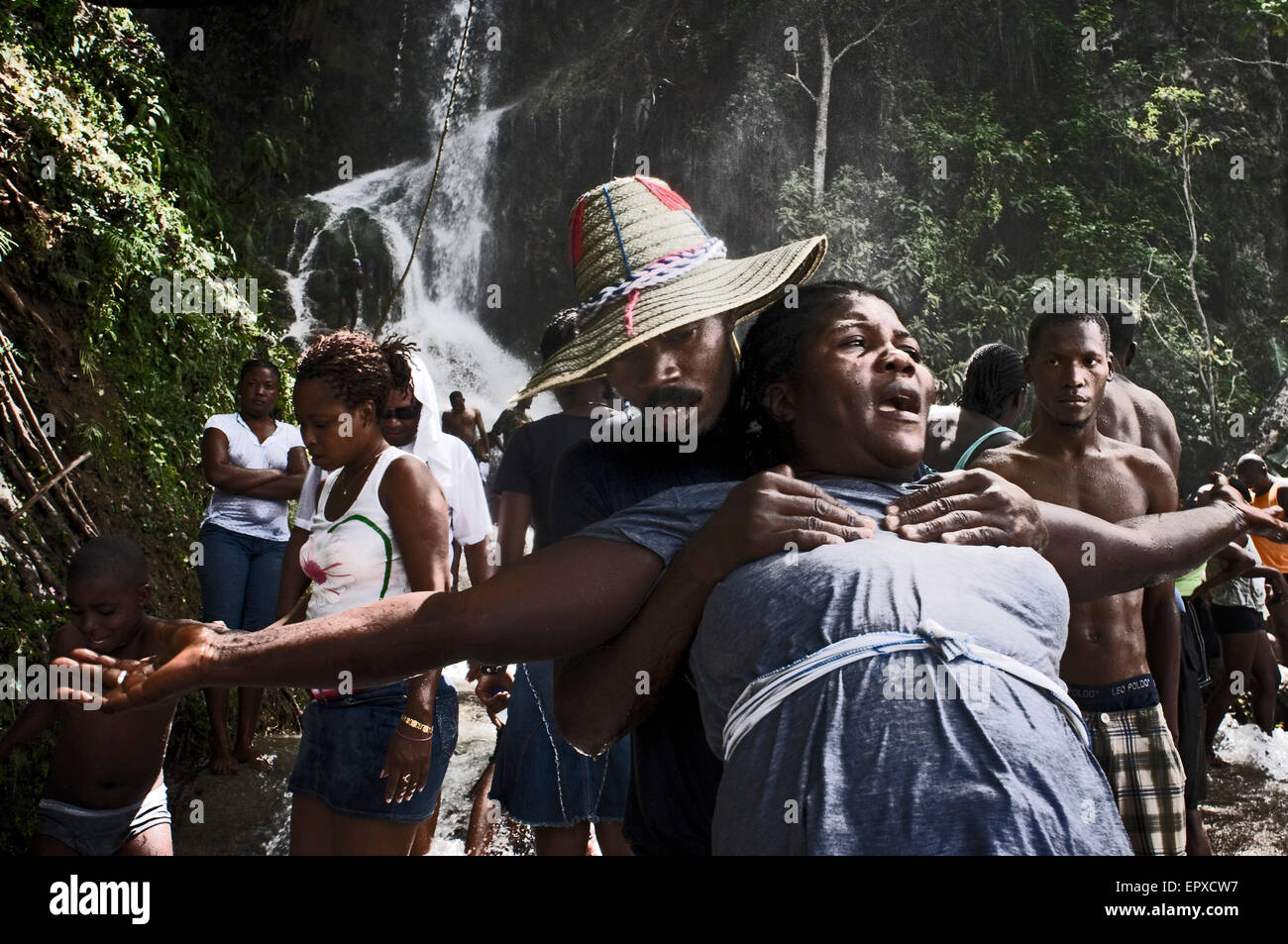 Voodoo Festival di Saut d'Eau, Haiti. Un paio di haitiani dalla cascata del Saut d'eau. Il officiating voduistas haitiani ar Foto Stock