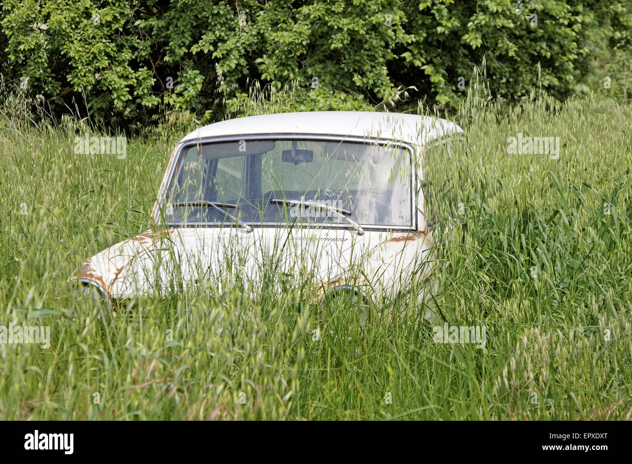 Abbandonata la vecchia auto in cantiere Foto Stock