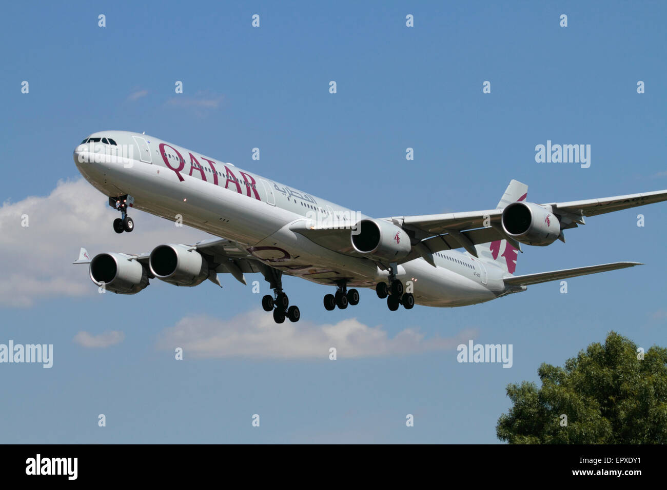 Long Haul viaggi aerei. Qatar Airways Airbus A340-600 quattro-motore aereo widebody avvicinando Londra Heathrow. Foto Stock