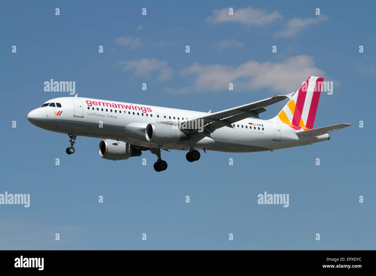 Basso costo viaggi aerei. Airbus A320 jet del passeggero appartenente alla compagnia aerea bilancio Germanwings sulla rotta di avvicinamento Foto Stock
