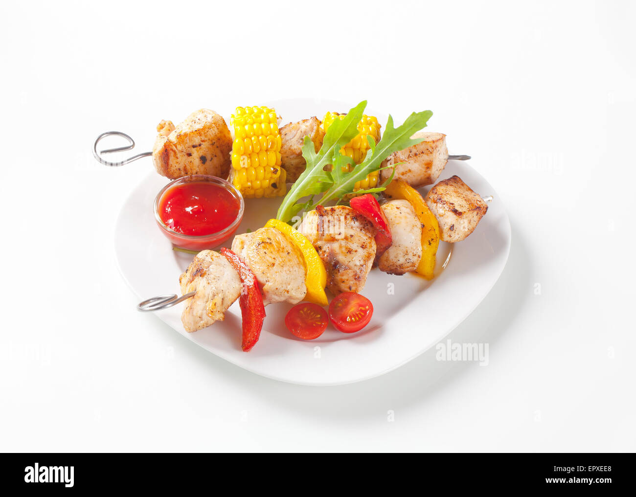 Grigliate di carne e verdura su spiedini e ketchup Foto Stock