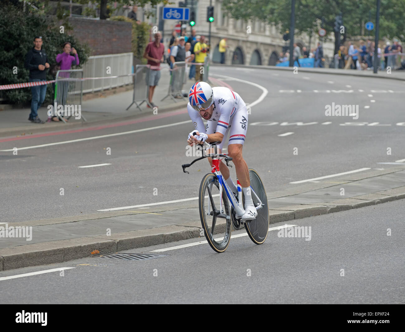 Il campione olimpico di ciclismo Bradley Wiggins winning time trial in tour della Gran Bretagna 2014 Foto Stock