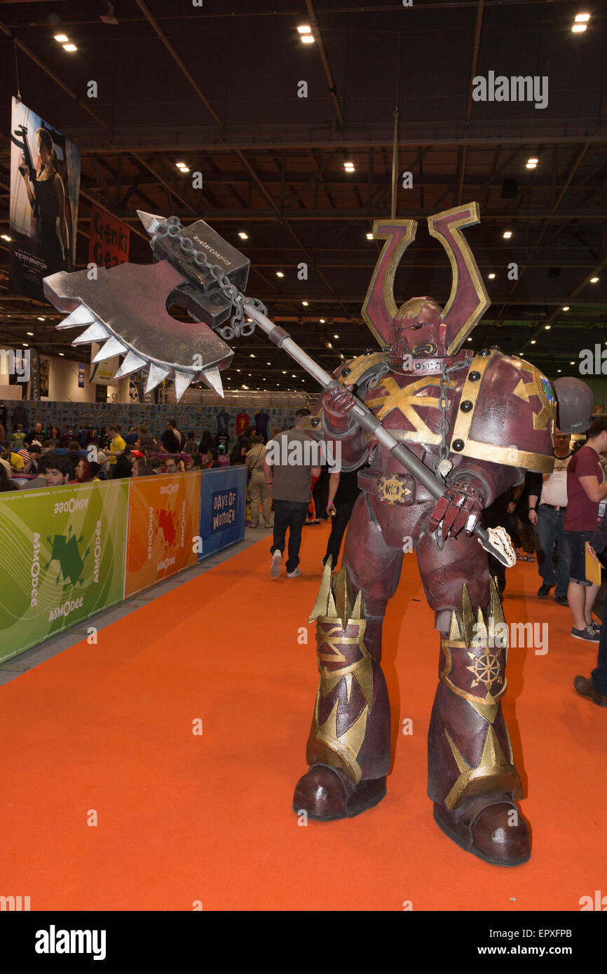 Londra, Regno Unito. 22 maggio 2015. Migliaia di sci-fi/fantasy ventole e cosplayers gregge per il centro espositivo Excel nei Docklands a frequentare il MCM London Comic Con in esecuzione dal 22 al 24 maggio 2015. Credito: Nick Savage/Alamy Live News Foto Stock