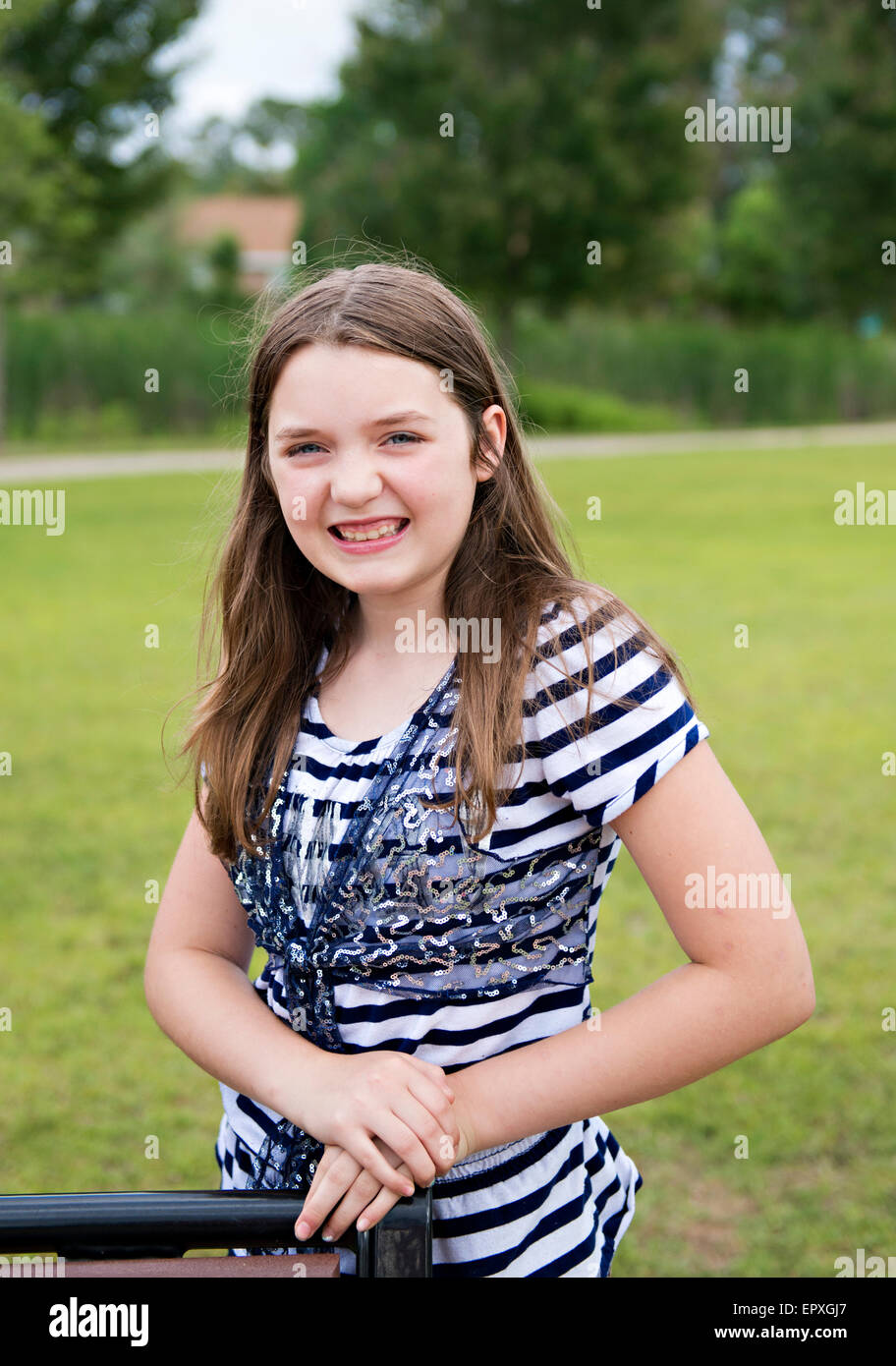 Ragazza adolescente in posa per un ritratto a un parco all'aperto Foto Stock