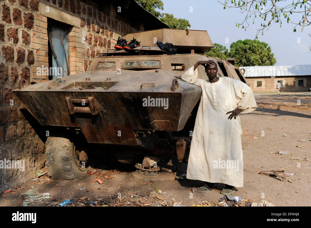 SUDAN DEL SUD, Stato dei Laghi, città Rumbek, relitto abbandonato del carro armato Cadillac Gage V-150 Commando, fatto negli Stati Uniti, dalla seconda guerra civile sudanese tra l'esercito di liberazione dei popoli sudanesi del sud SPLA e le forze armate sudanesi SAF nelle ex caserme SAF Foto Stock