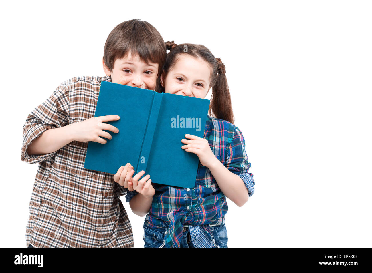 Fratello e Sorella in posa con un libro Foto Stock