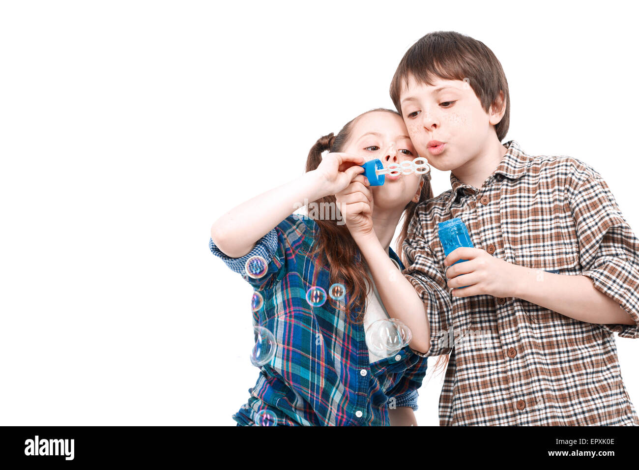 Bambini che giocano con bolla di soffiante Foto Stock