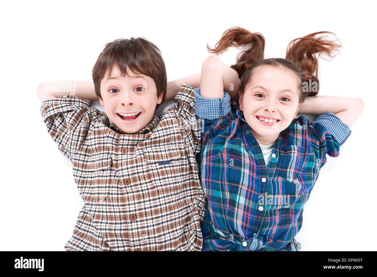 Fratello e Sorella di divertirsi sul pavimento Foto Stock