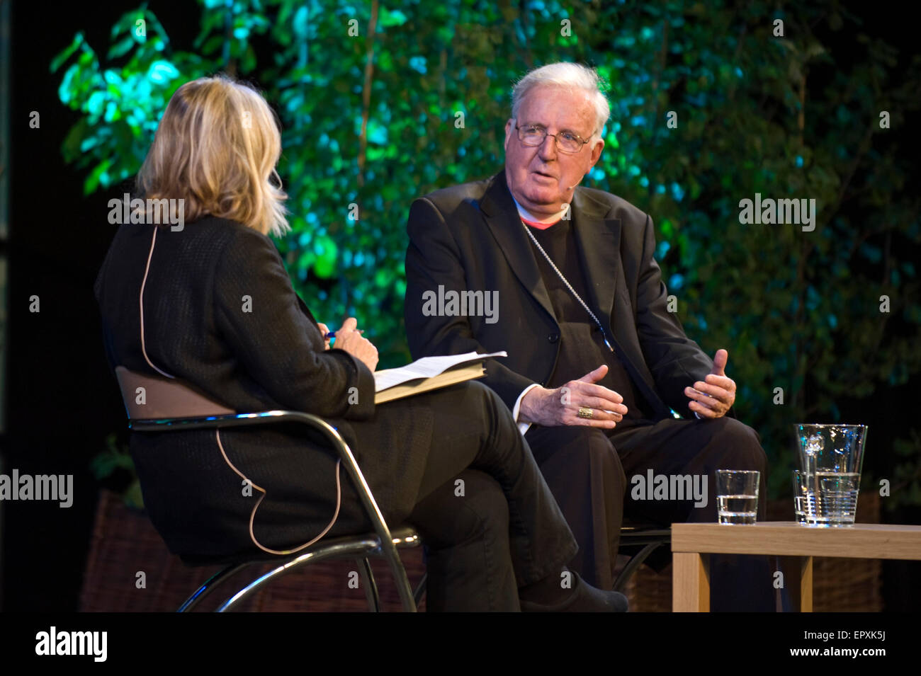 Il Cardinale Cormac Murphy-O'Connor parlando sul palco a Hay Festival 2015 Foto Stock