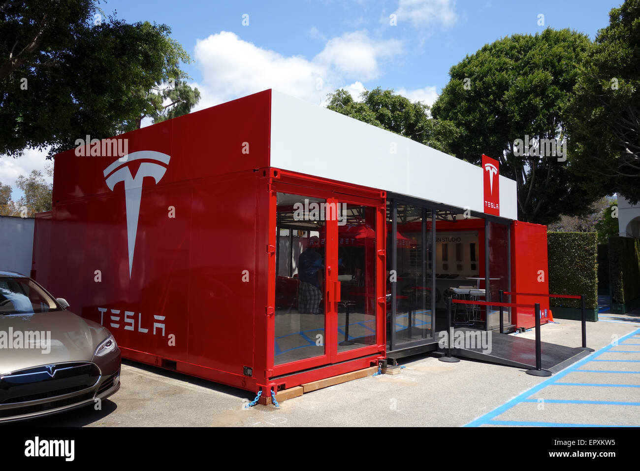 Santa Barbara, California USA- 22 maggio, 2015 Il primo U.S. Tesla Motors pop up store mobile si apre oggi a Santa Barbara, California. L'edificio temporaneo è costituito da contenitori di spedizione e rimane aperto solo per 30 giorni prima di esso continua a US tour. Credito: Lisa Werner/Alamy Live News Foto Stock