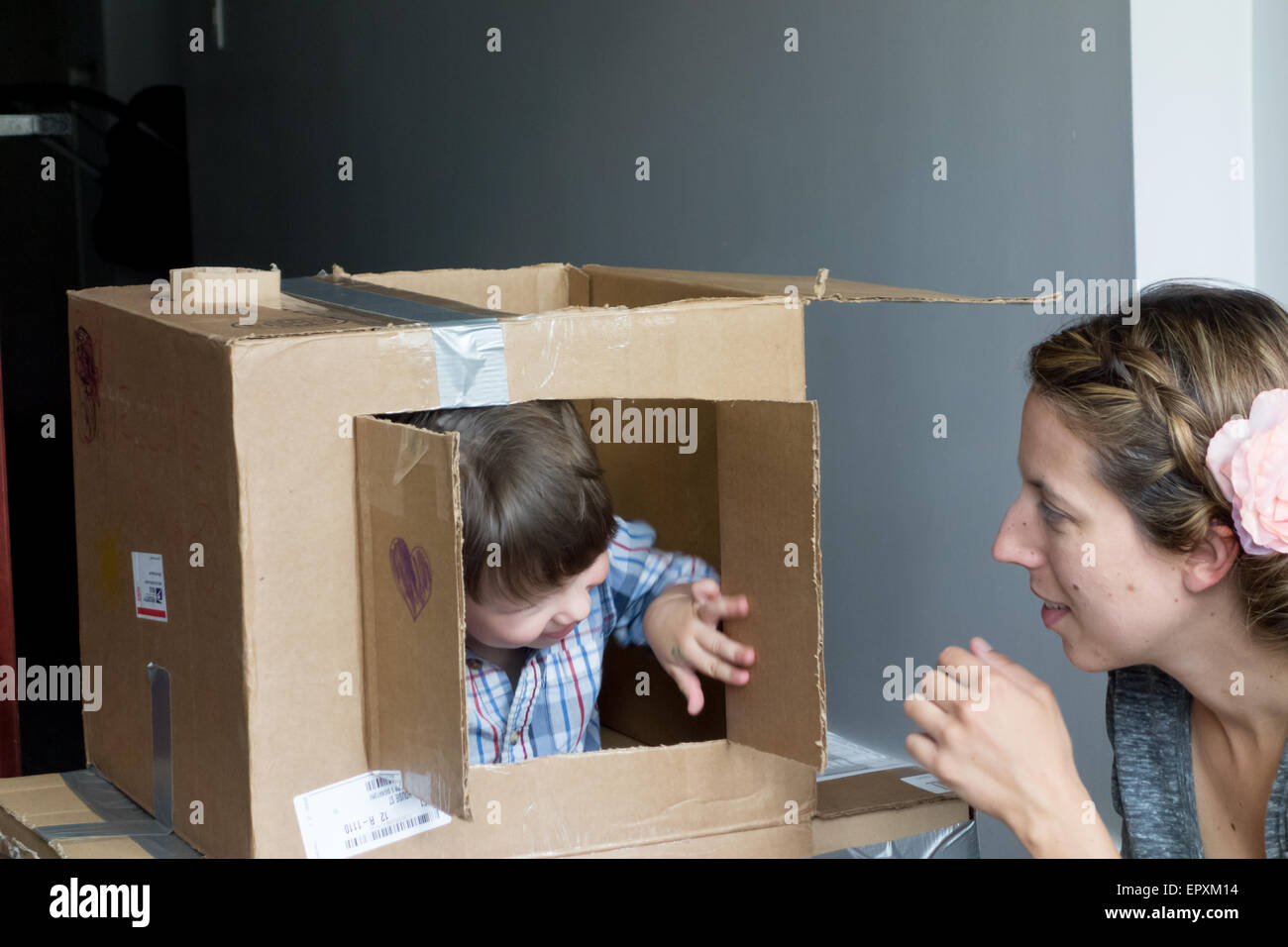 Donna di giocare a nascondino con suo figlio Foto Stock