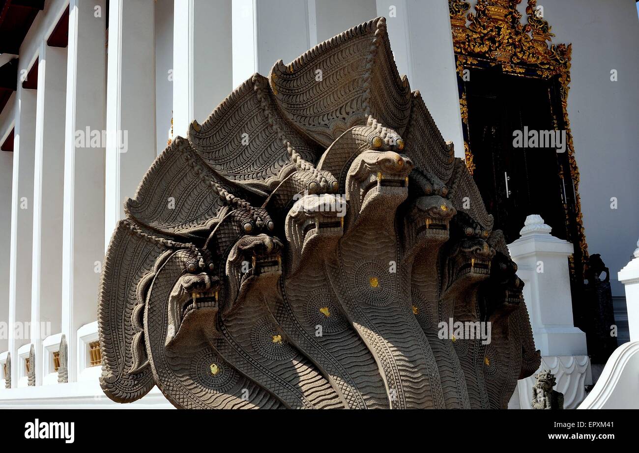 Bangkok, Thailandia: MythicalNaga dragon screenat l'entrata di un sacro Wiharn al Wat Pathum Wanaram Foto Stock