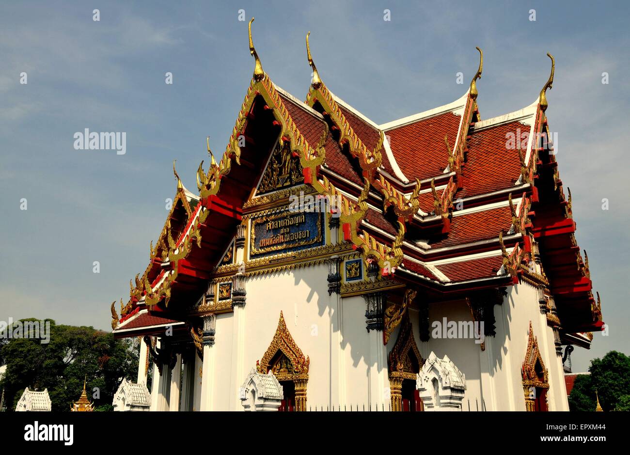 Bangkok, Thailandia: la Sala pavilion con ripidamente inclinate di tetti a capanna e dorati chofah bird-come ornamentsat Wat Ratchaburana Foto Stock