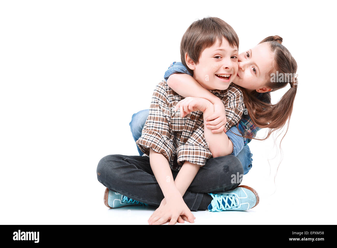 Fratello e Sorella di divertirsi sul pavimento Foto Stock