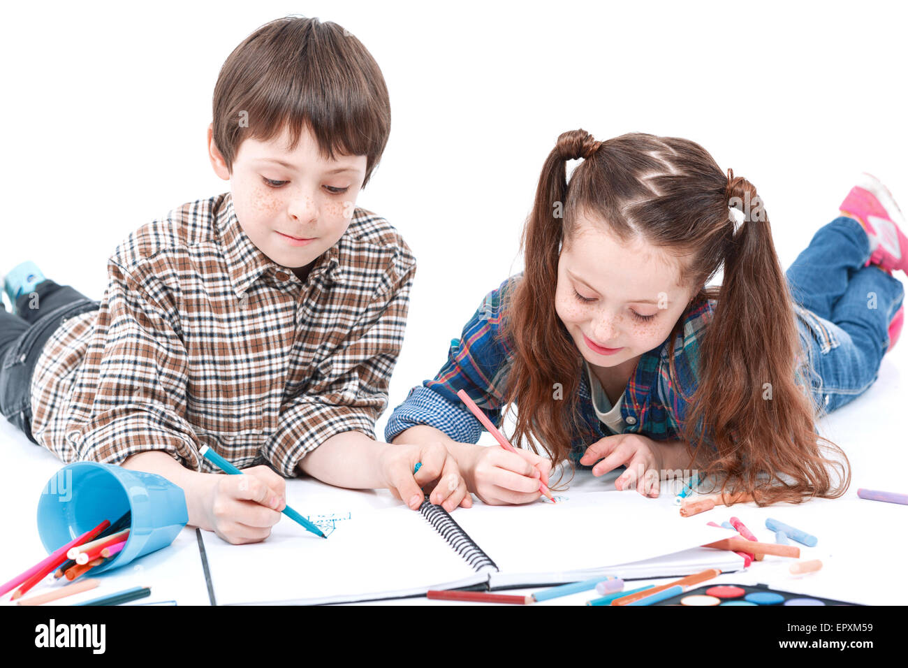 Fratello e Sorella di divertirsi sul pavimento Foto Stock