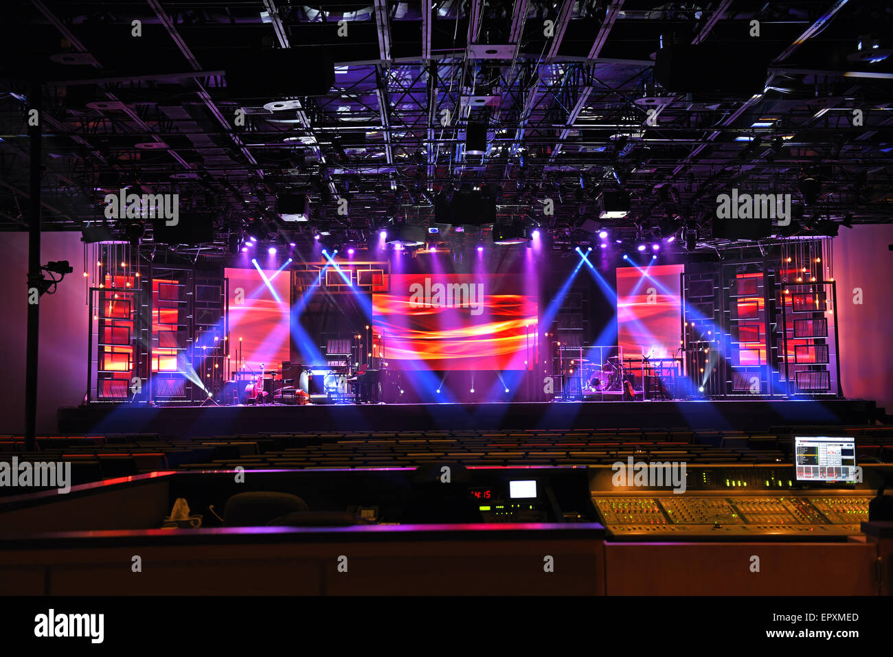 Palcoscenico di un concerto luci con la console elettronica in primo piano Foto Stock